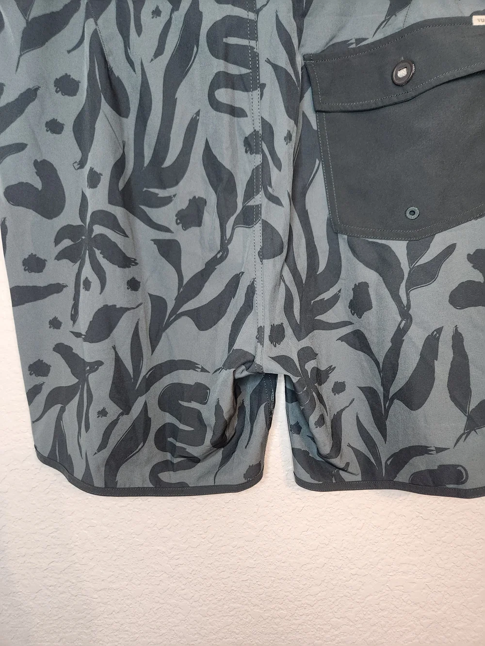 Vuori Men's Cruise Boardshorts featuring a blue hydrangea botanical size 36 V314